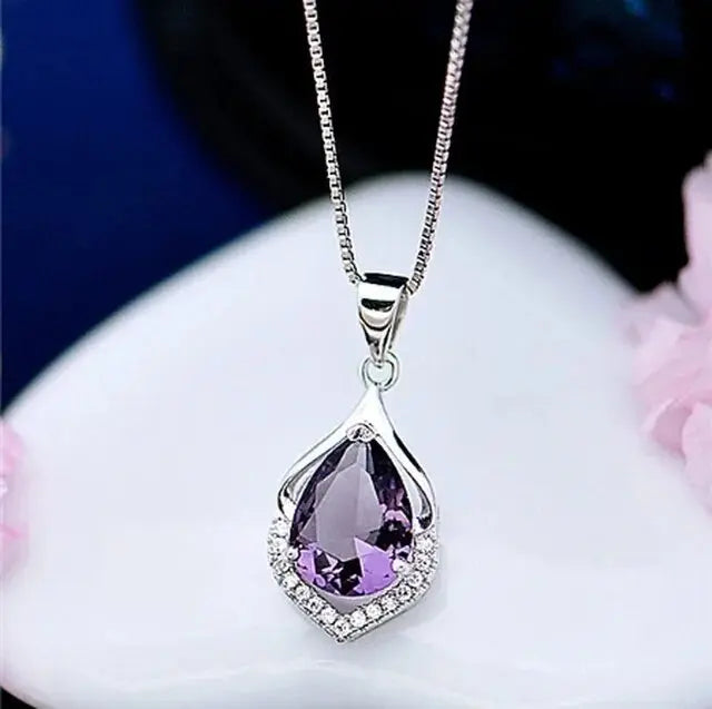 Elegante Kette mit violettem Kristall