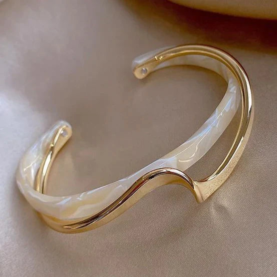Weißer Opal Elegantes Goldarmband