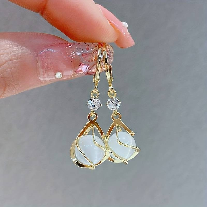 Goldene Hänge-Ohrringe mit weißem Opal