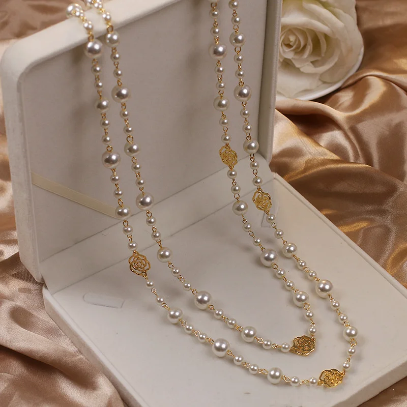 Elegante Goldkette mit Perlen