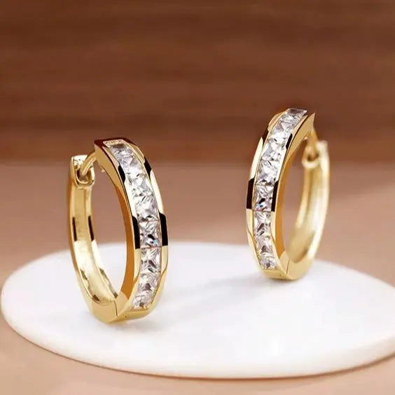Schicke Kreolen-Ohrringe in Gold und Kristall