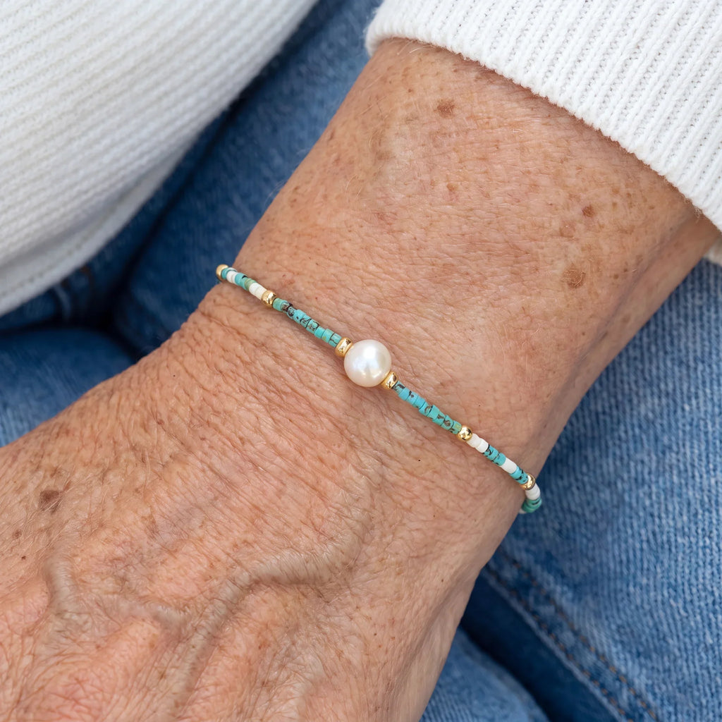 Minimalistisches Türkis- und Perlenarmband