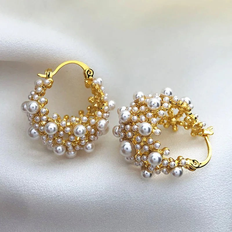 Vintage-Creolen in Gold und Perlen