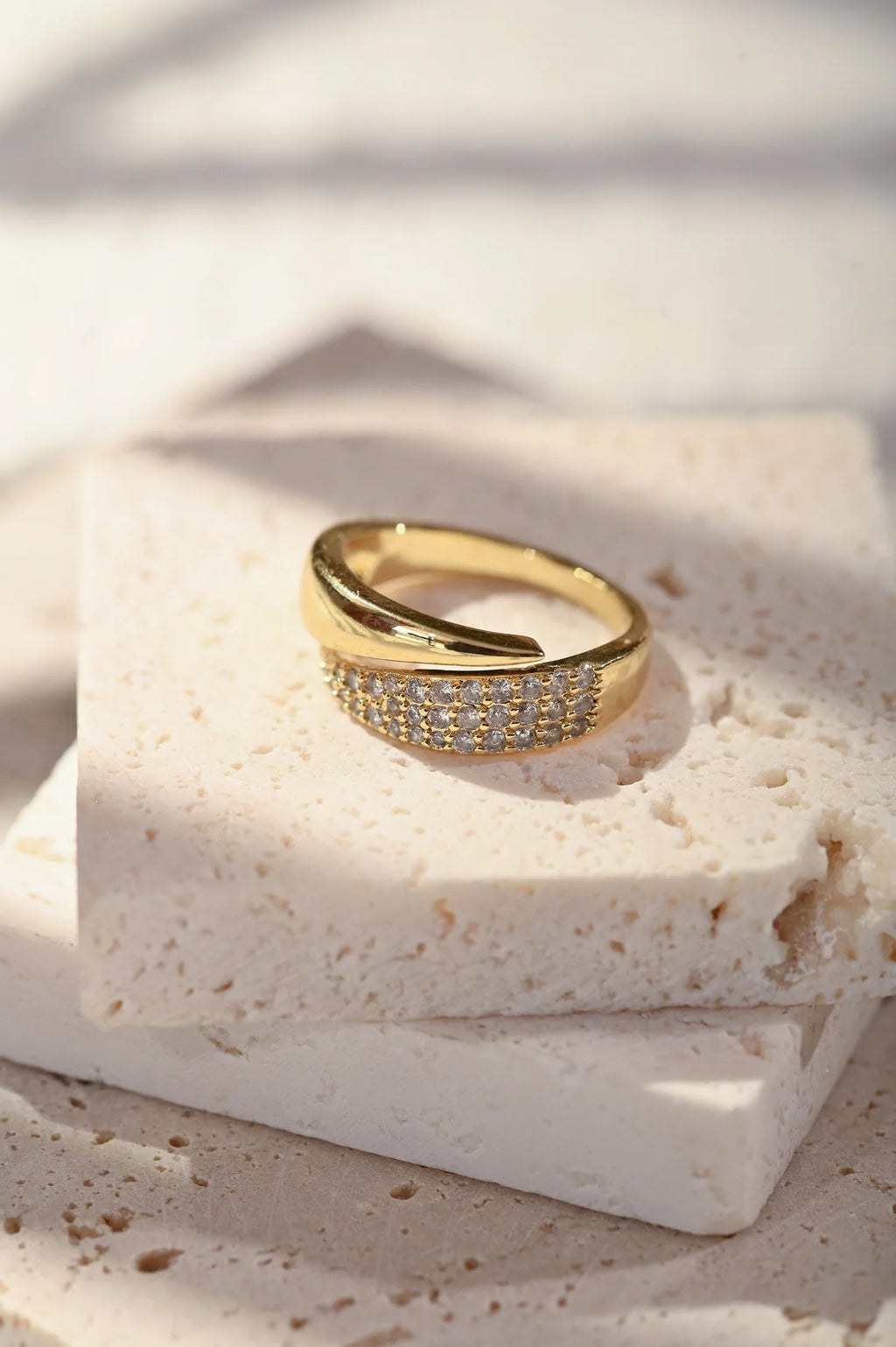 Eleganter Ring mit funkelnden Steinen (1+1 GRATIS)