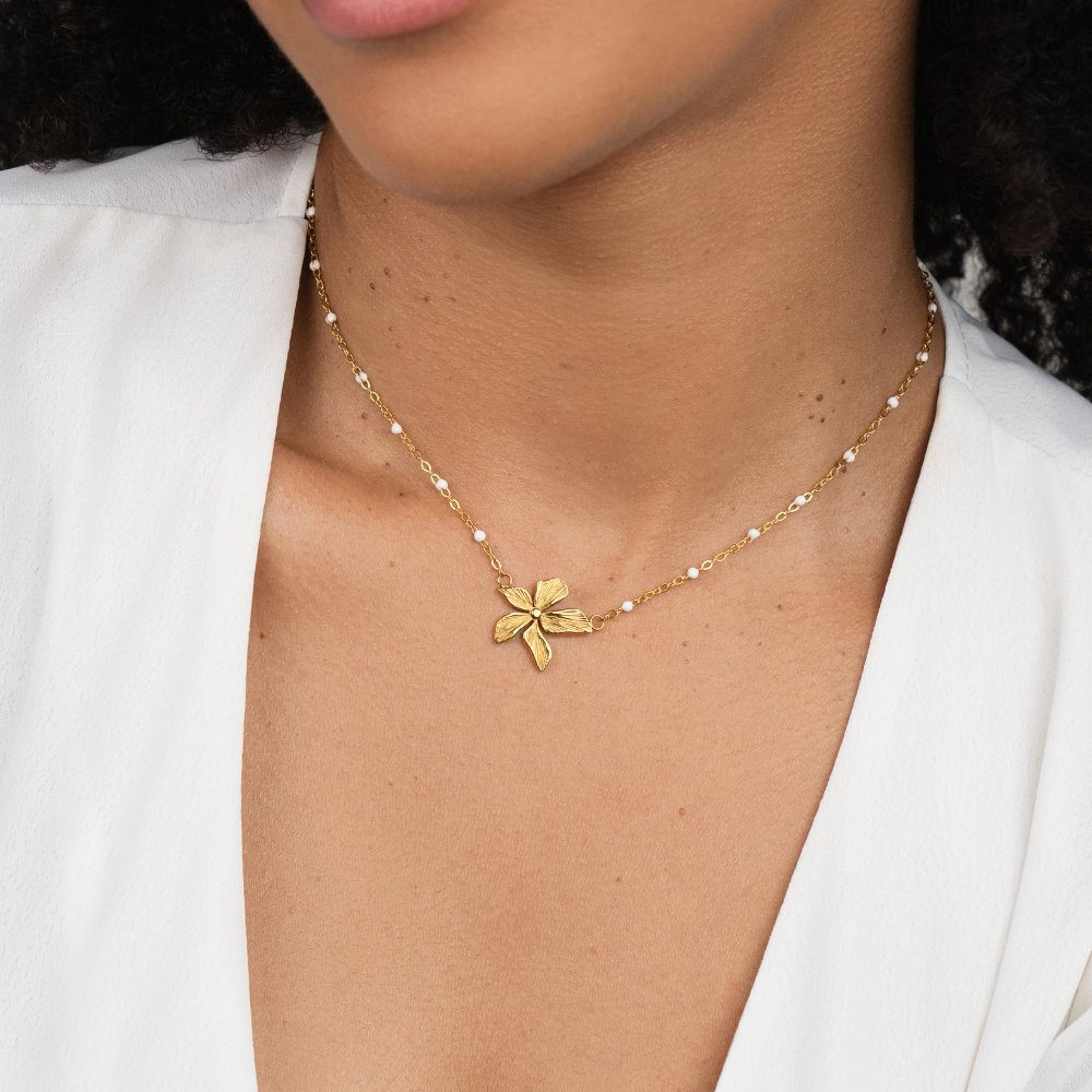 Elegante Kette mit goldener Blume