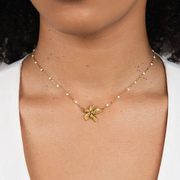 Elegante Kette mit goldener Blume