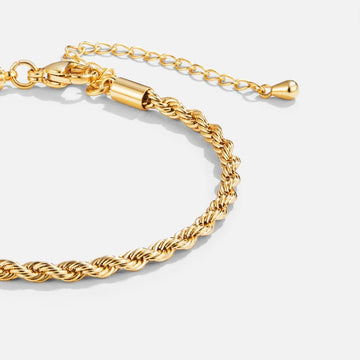 Elegantes gedrehtes Goldarmband