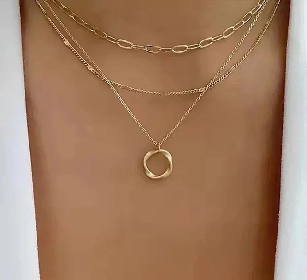 Klassische mehrschichtige goldene Halskette mit Anhänger