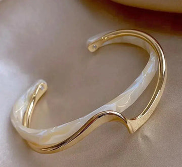 Elegantes Weißes Opales Armband in Gold